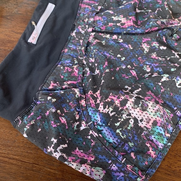 LULULEMON Multi Color Speed Up Shorts Size 6 - Picture 4 of 8